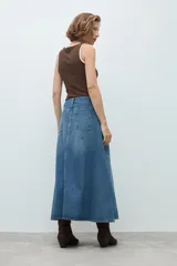 Falda midi de jean en color azul medio, con diseño de paneles verticales y corte acampanado. Presenta cierre frontal con botón y bolsillos laterales.