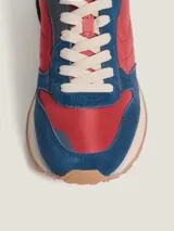 Championes Hoff modelo Fliunte, color azul y rojo, con detalles en blanco y suela marrón.