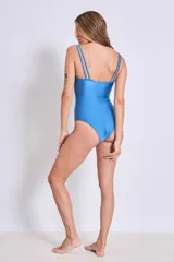 Traje de baño enterizo azul con breteles finos.