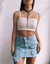 Minifalda de jean celeste con bolsillos cargo frontales y traseros.