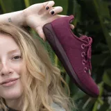 Zapatilla de diseño minimalista confeccionada en lana merino, con cordones al tono y suela de EVA. Presenta un estilo atemporal y versátil, ideal para uso diario.