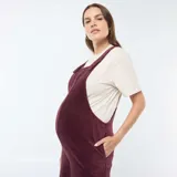 Enterito largo de pana color borgoña, con tirantes anchos y bolsillos laterales.