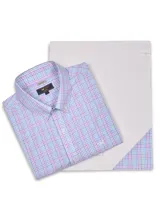 Camisa de manga larga RKF modelo Wf Pb, de corte regular y cuello americano abotonado. Presenta un estampado de cuadros multicolores en tonos celestes, rosados y verdes sobre base blanca, con un bolsillo en el pecho que incluye el logo bordado.