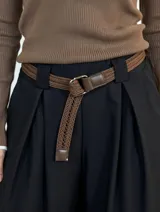 Pantalón de vestir negro de corte wide leg, con diseño de pinzas en la cintura, bolsillos laterales y cierre frontal. Confeccionado en tejido fluido.