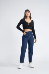 Pantalón de jean azul oscuro de corte recto y tiro alto, con cierre y botón frontal.