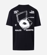 Remera de algodón con corte relajado, cuello redondo y mangas cortas. Presenta un estampado gráfico en la espalda con diseño de tocadiscos y tipografía estilo urbano.
