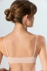 Top de estilo deportivo confeccionado en tejido seamless, con breteles finos y escote redondeado. Presenta un diseño minimalista y ajustado con el logo de la marca estampado en el bajo busto.