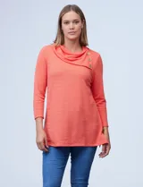 Blusa color salmón en tejido texturado marca Ruby Rd. Tiene cuello volcado con aplique de tres botones de madera.