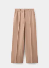 Pantalón Natalie de tiro medio y diseño recto, confeccionado en mezcla de poliéster y lana. Cuenta con bolsillos laterales, bolsillos posteriores de ribete y cierre frontal oculto con botón, gancho y cremallera.