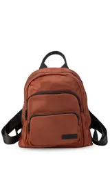 Mochila urbana de diseño funcional en color beige, confeccionada en tela impermeable. Cuenta con un compartimento principal amplio, un bolsillo secundario y un bolsillo frontal, todos con cierre. Incluye asa superior y correas ajustables para los hombros, con detalle de etiqueta de marca en el frente.