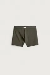 Pack de tres calzoncillos tipo bóxer de tejido elástico con acabado aterciopelado, en tonos neutros gris, marrón y verde oscuro, con cintura elástica.