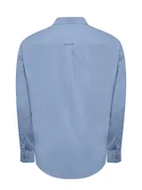 Camisa celeste de manga larga RKF Galiton, confeccionada en popelina 100% algodón orgánico. Cuenta con botones de madera, mangas ajustables, bolsillo de pecho con logo bordado y protección UPF +20.