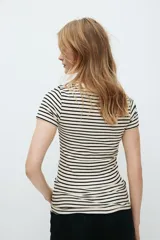 Remera entallada de punto acanalado, con diseño a rayas horizontales, cuello redondo y mangas cortas.