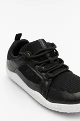 Zapatilla minimalista tipo barefoot de color verde menta, con diseño de suela plana y flexible, confeccionada en material textil transpirable con cordones a tono.