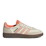 Zapatillas Adidas Handball Spezial W, con capellada de gamuza color beige, detalles en color salmón y suela de goma marrón.