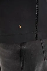 Remera blanca de algodón peinado, manga corta y escote en V con terminación de encaje calado.