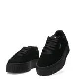 Championes urbanos Puma modelo Karmen II, color negro, con diseño de plataforma alta y suela texturizada. Confeccionados en gamuza con cordones al tono y logo de la marca en el lateral.