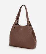 Cartera tipo hobo de gran tamaño en color marrón, confeccionada en poliuretano con textura geométrica grabada en relieve. Presenta doble asa de hombro con hebillas metálicas decorativas y cierre principal mediante botón.