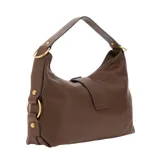 Bolso de hombro tipo hobo de color marrón oscuro (espresso) con textura de cuero granulado. Presenta un cierre frontal decorativo con el logo 'G' de Guess en metal dorado y herrajes dorados en las asas.