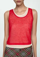 Top de punto fino con diseño de doble capa, compuesto por una musculosa roja sobre una base color crema. Presenta cuello redondo, tirantes anchos y corte recto.