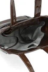 Bolso tipo tote de charol color marrón, con diseño vertical, doble asa de hombro y logo de la marca estampado en la parte inferior. Cuenta con terminaciones en contraste y estructura rígida.