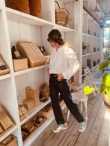 Pantalón negro de cuero ovino italiano, corte mom fit con tiro semi alto y tajos inferiores.