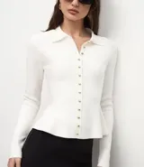 Cardigan de punto color blanco, con cuello camisero, cierre frontal de botones pequeños dorados, mangas largas y ruedo evasé con corte acinturado.