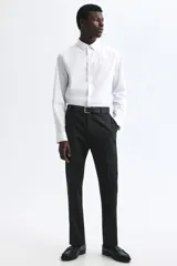 Camisa de vestir blanca con cuello inglés, tapeta clásica y corte ajustado. Presenta mangas largas con puños abotonados y bajo levemente redondeado.