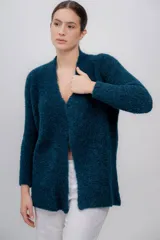 Cárdigan abierto color marrón de punto bouclé, confeccionado en 100% baby alpaca.