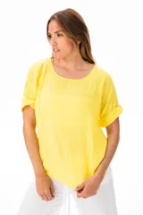 Blusa amarilla de algodón con cuello redondo y mangas cortas con dobladillo.
