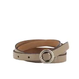 Cinturón fino color beige de cuero charol con hebilla redonda plateada.