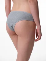 Bombacha tipo bikini de algodón acanalado color gris melange, con detalle de puntilla en los laterales delanteros y terminaciones con elástico.