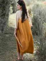 Vestido túnica largo color ocre, con cuello en V, mangas 3/4 y lazo ajustable en la cintura.