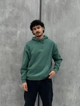 Canguro verde con capucha ajustable con cordones, bolsillo tipo canguro y logo pequeño estampado en el pecho.