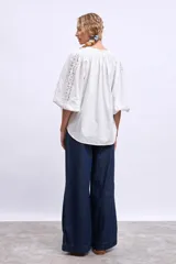 Camisa blanca de mangas 3/4 con detalle de encaje en el frente.