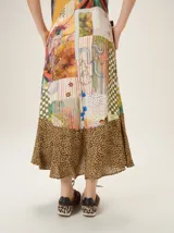 Vestido midi de tirantes finos con diseño de patchwork que combina diversos estampados como rayas, cuadros, animal print y motivos abstractos. Presenta un corte recto y fluido con un panel inferior en estampado de leopardo.