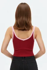Musculosa de algodón color negro con ribetes blancos en el escote en V y en los tirantes finos.
