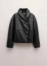 Chaqueta bomber oversize de cuero negro con cuello alto envolvente, manga larga y cierre delantero oculto.