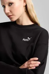 Buzo Puma Relaxed Crew de color negro, con cuello redondo y el logo de la marca estampado en blanco en el pecho.