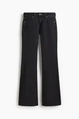 Jeans de denim negro lavado con leve stretch, tiro bajo, corte ajustado en cadera y pierna acampanada desde la rodilla. Presenta cierre y botón frontal, bolsillos abiertos delanteros y bolsillos traseros con solapa y botón.