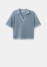Chaleco de punto celeste, con detalles bordados calados, cuello polo y diseño recto sin mangas.
