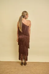 Vestido midi marrón de un hombro, completamente cubierto de flecos largos que aportan movimiento y textura.