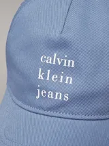Gorra de béisbol celeste con logo de Calvin Klein Jeans bordado en blanco en el frente.