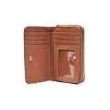 Billetera XL de diseño compacto, confeccionada en material símil cuero con textura granulada en color marrón. Presenta cierre perimetral y logo metálico de la marca en la parte frontal.