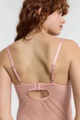 Body color rosa viejo con breteles finos, escote con detalle de encaje y laterales de red.
