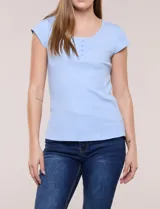 Remera de tejido acanalado celeste, de corte entallado, con escote redondo y cierre frontal parcial con cuatro botones a tono. Cuenta con mangas cortas tipo japonesa.