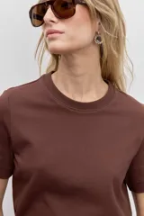 Remera negra de manga corta y cuello redondo, de corte holgado.