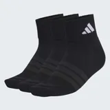 Pack de tres pares de medias soquetes Adidas color negro, con diseño de tres bandas en el empeine y logo de la marca en el tobillo. Cuentan con plantilla acolchada para mayor amortiguación.