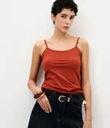 Musculosa básica de poliamida color rojo ladrillo, con breteles finos y escote redondo, de calce cómodo y ligero.