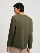 Camiseta unisex de manga larga color beige, con escote en V.